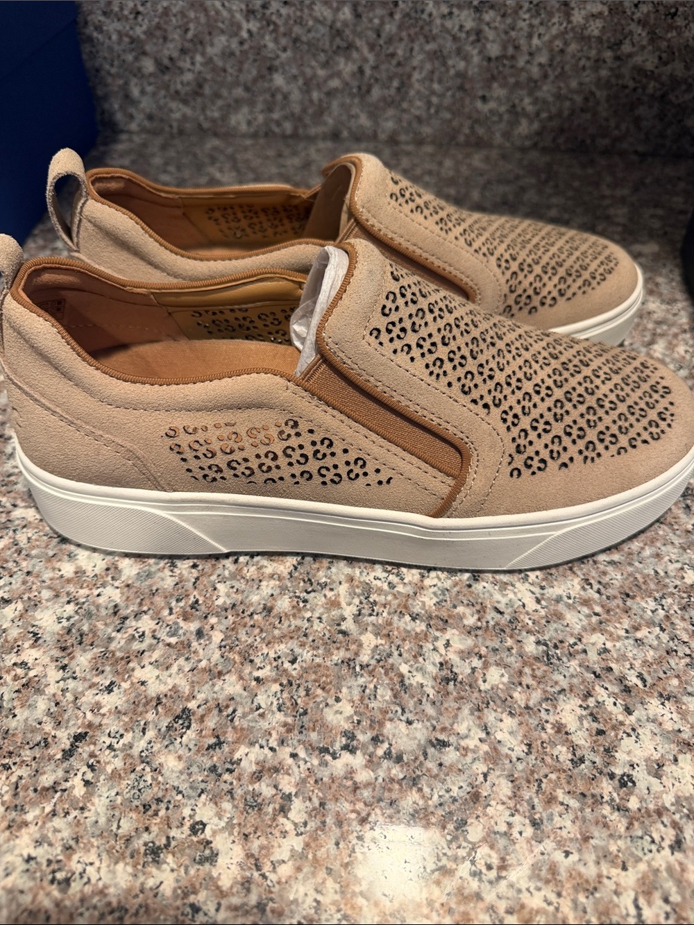 Vionic Kimmie Perforated Suede Slip-on Sneaker - NIB.  Women’s size 8 (wheat) - Picture 2 of 3
